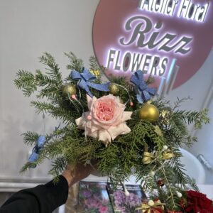 Aranjament din vas ceramic și luminițe